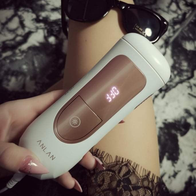 IPL фотоепилатор с 999999 проблясъци за епилация на космите по тялото.
