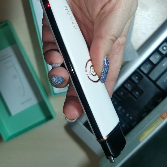 Домашен уред за лифтинг на околоочен контур с RF и EMS.